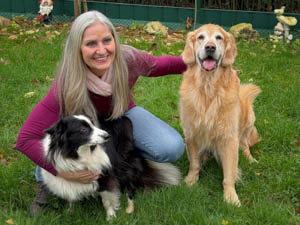 Heike mit ihren beiden Hunden