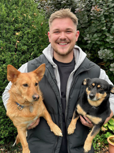 Alex mit ihren drei Hunden